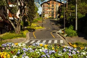 Avenida arborizada em Gramado