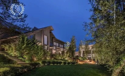 Villa iluminada à noite em Gramado